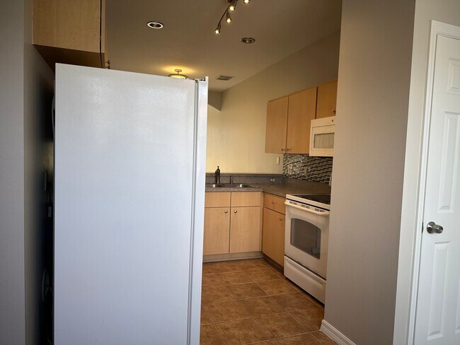 Building Photo - 1214 S Beach Cir