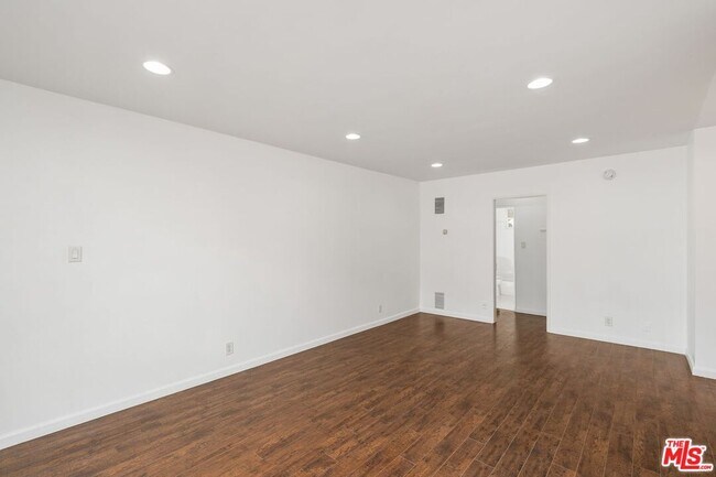 Building Photo - 7550 Fountain Ave