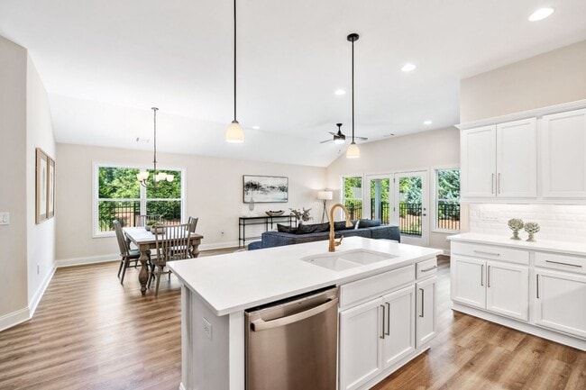 Building Photo - 7 Hickory Br