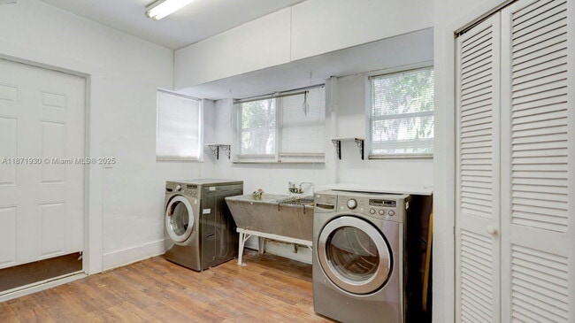 Building Photo - 1676 SW 11th St