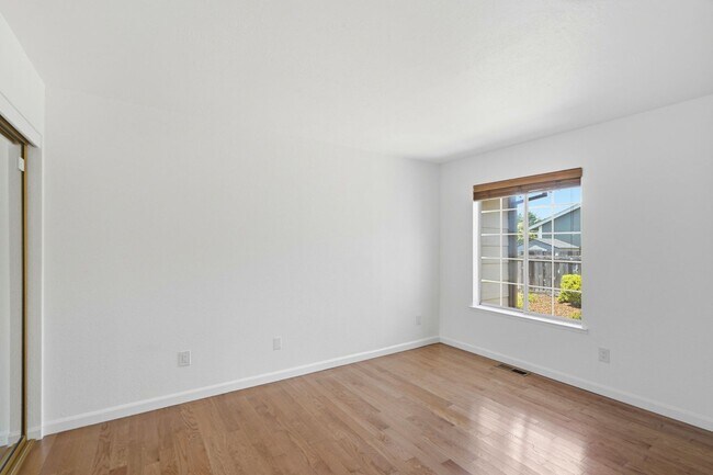 Building Photo - Remodeled 2 Bed, 2 Bath Townhouse in Petaluma's Morningstar Community