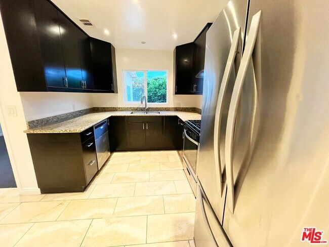 Building Photo - 14744 Magnolia Blvd