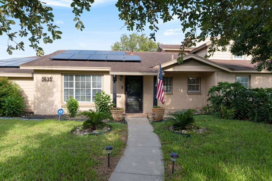 Building Photo - 1635 Sam Houston Dr