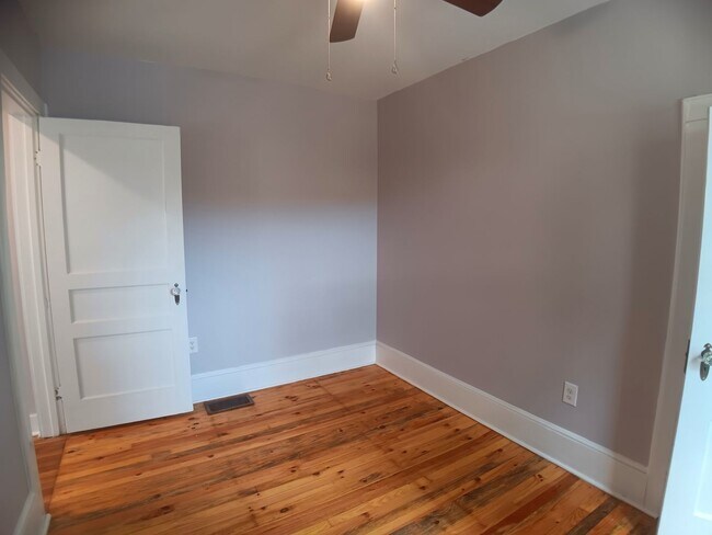 Building Photo - Radford, 3BR / 1BA, Available 8/14