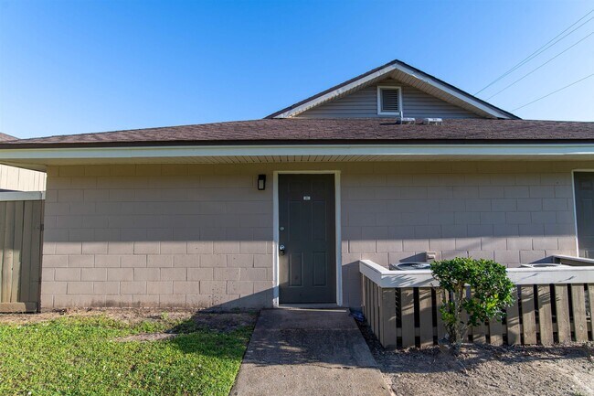 Building Photo - 2241 W Pensacola St