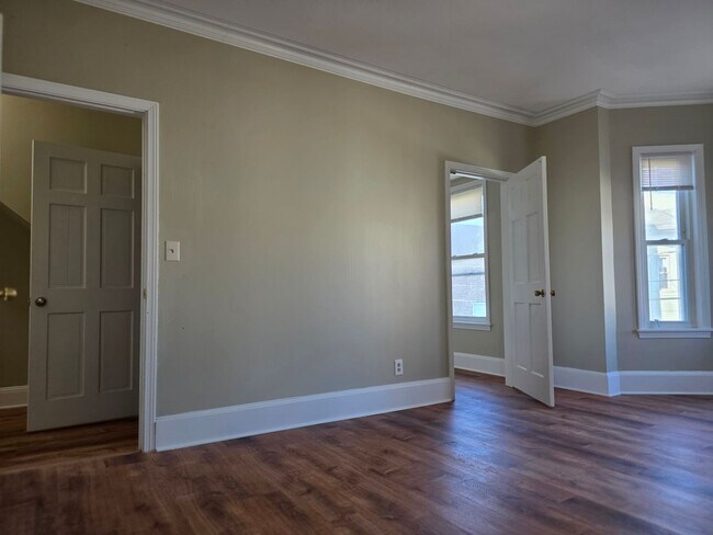 Building Photo - No Brokers Fee, In-Unit Laundry, Eat-in Kitchen, Large bedrooms, 3 Full Bathrooms