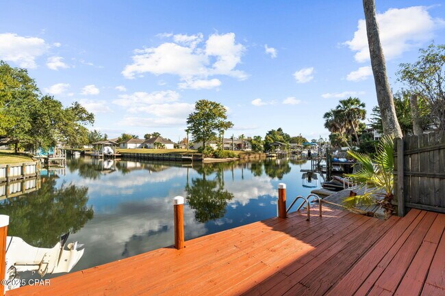 Building Photo - 1335 Capri Dr