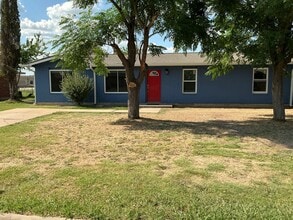 Building Photo - 4/2 GREATYARD Move in Ready!
