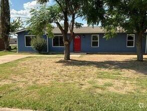 Building Photo - 4/2 GREATYARD Move in Ready!