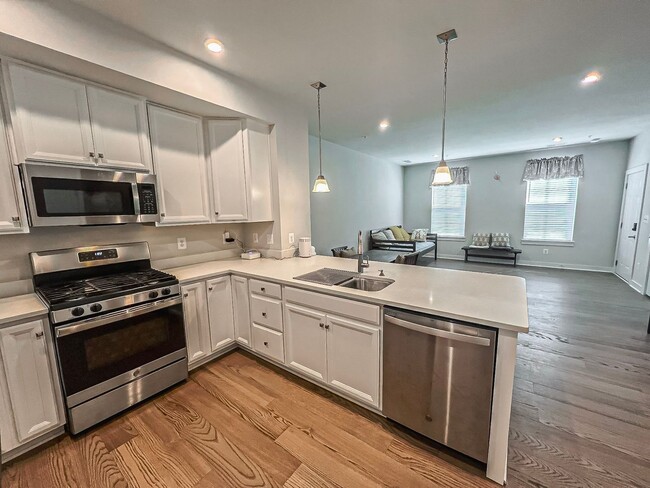 Building Photo - Luxury 3 Bedroom 2.5 Bathroom Brick Townho...