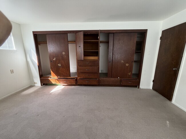 Building Photo - 913 Clover Dr