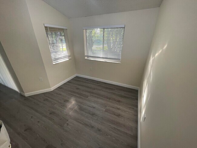 Building Photo - 3203 Glenmoor Dr