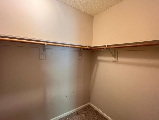 Building Photo - AVAILABLE LATE NOVEMBER (Small Pets Only)