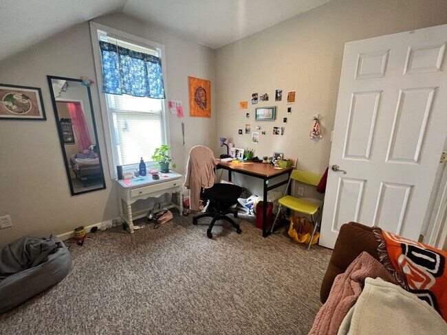 Building Photo - Beautiful Home Close to Campus