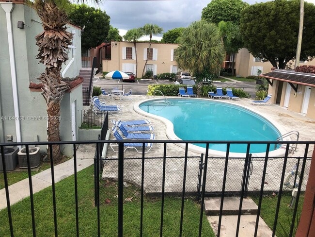 Building Photo - 10748 N Kendall Dr