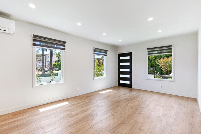 Building Photo - 10418 Regent St