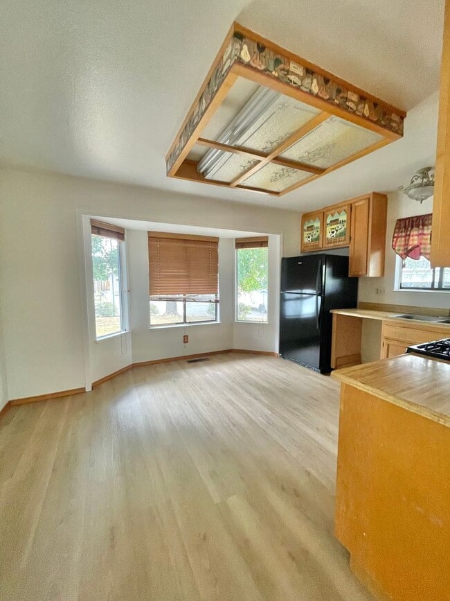 Building Photo - Welcome to this charming single-story home...