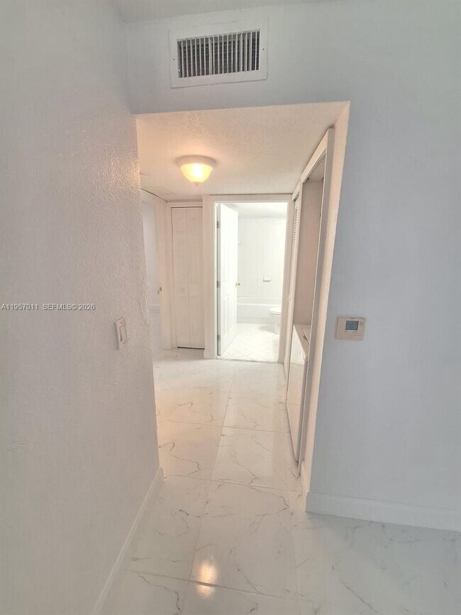 Building Photo - 2931 SE 13th Rd