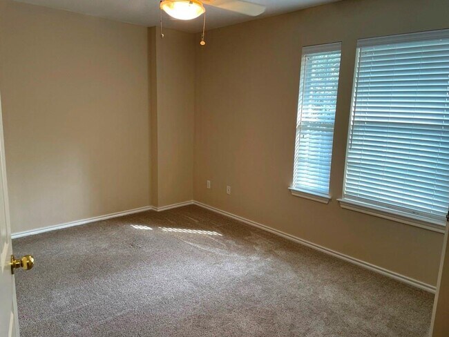 Building Photo - 1716 Rosenborough Ln S