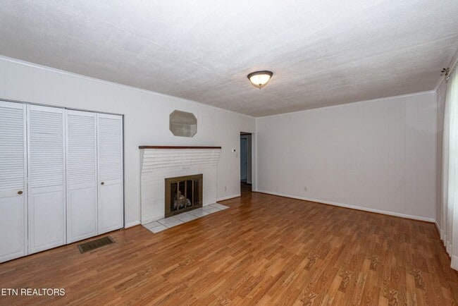 Building Photo - Maryville 37804 - 2 bedroom, 1 bath home w...