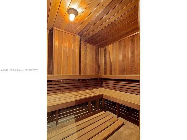 Building Photo - 1621 Collins Ave