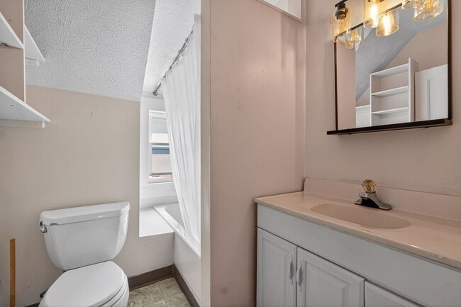 Building Photo - Charming 1-Bedroom Attic Apartment in the Heart of City Park West