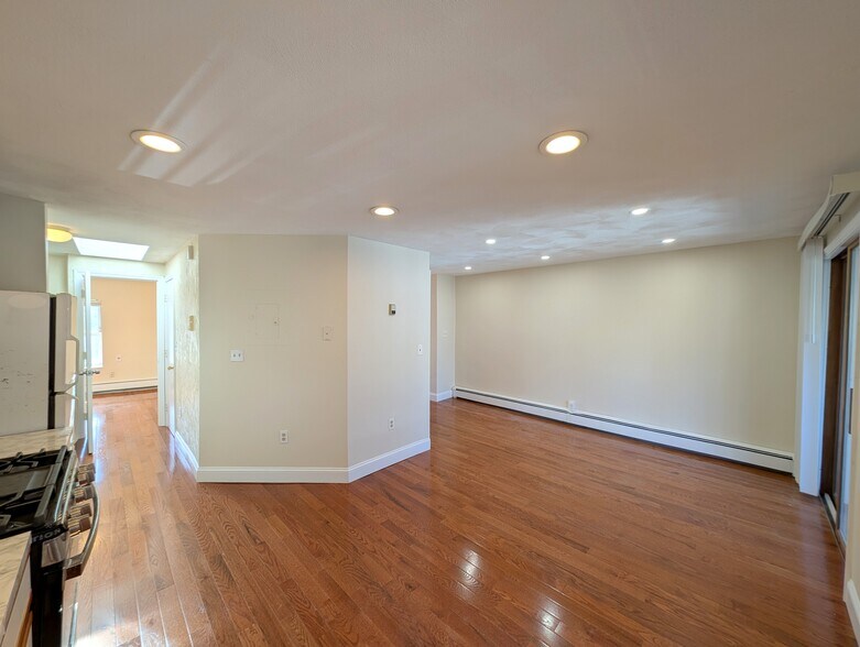 Building Photo - 6 Evergreen Sq