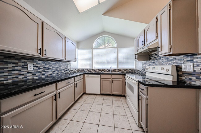 Building Photo - 214 S Rush Cir E