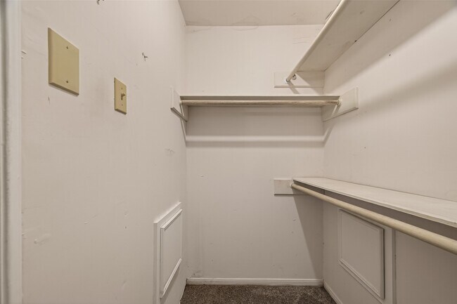 Building Photo - 7527 N Hollow Cir