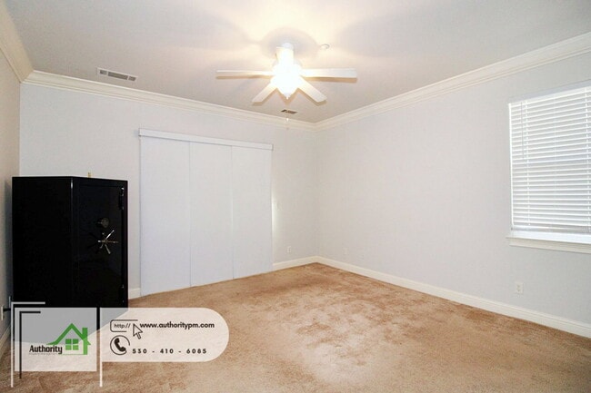 Building Photo - 2052 Hedgerow Ave