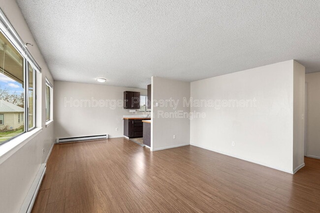 Building Photo - 911 E Bridgeport Ave