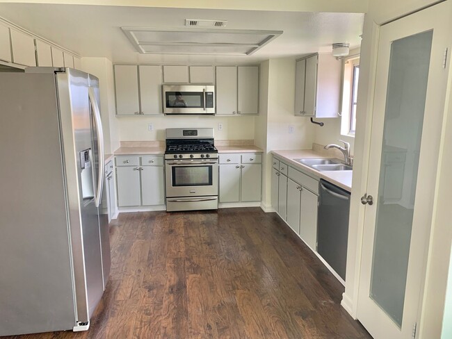 Building Photo - 3 Bedroom 2 Bath Home
