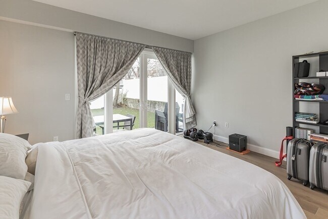 Building Photo - 54 Pleasant St