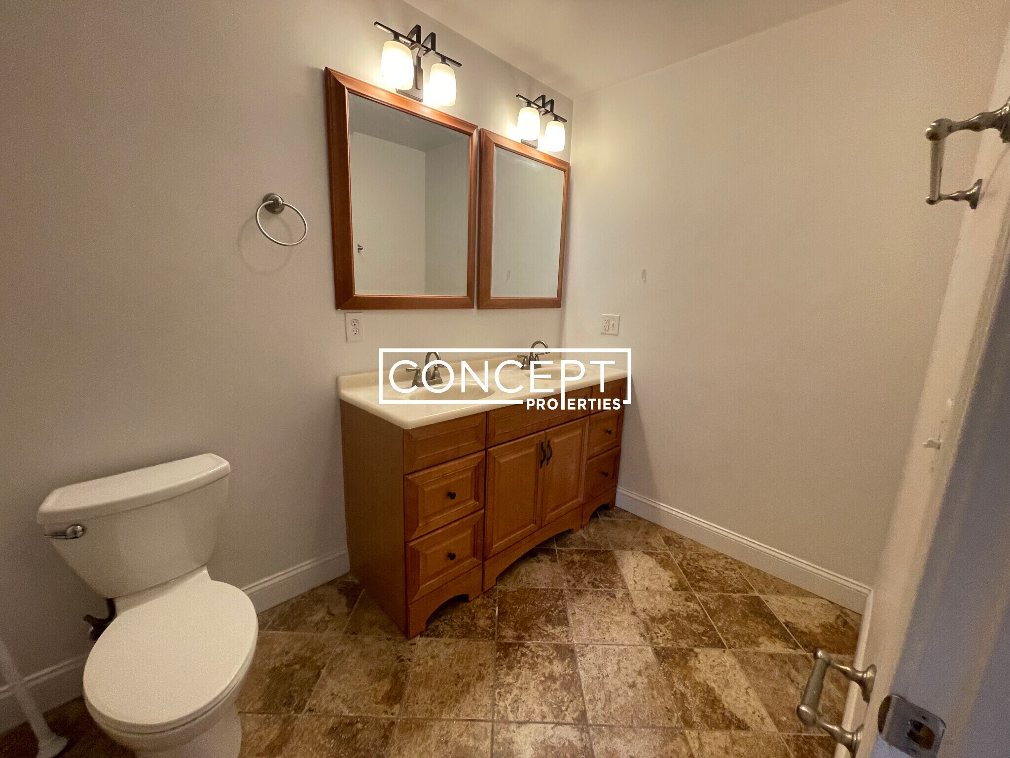 Building Photo - 53 Circuit St