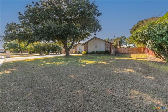 Building Photo - 3 BEDROOM WITH POOL, IN SALADO