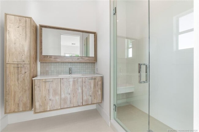 Building Photo - 55 SE Seminole St