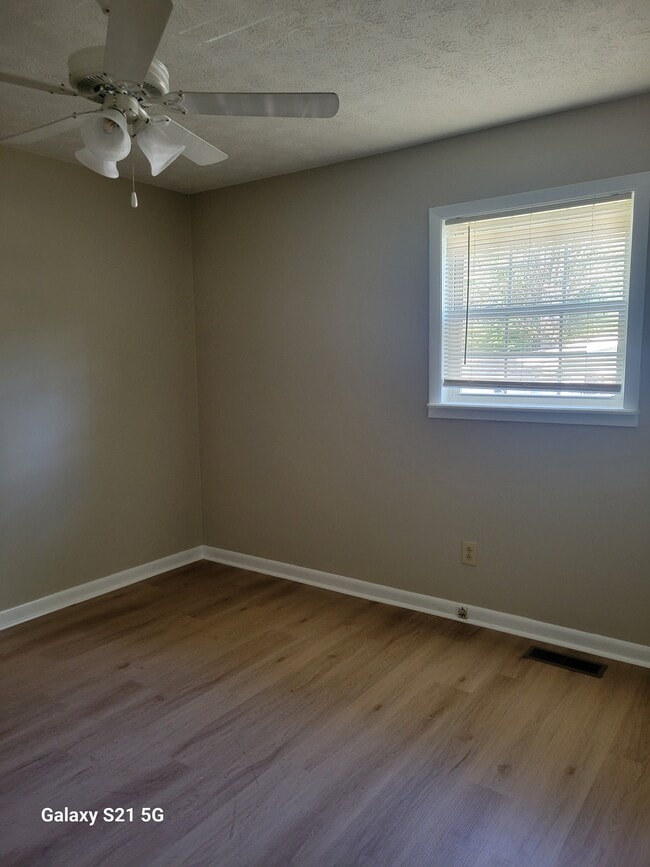 Building Photo - 253 Ivanhoe Ln