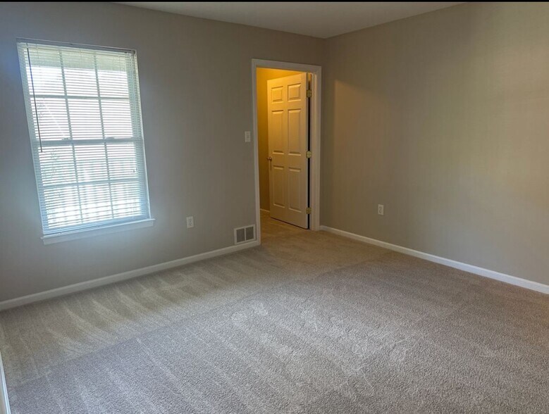 Main Bedroom - 35 Christine Dr