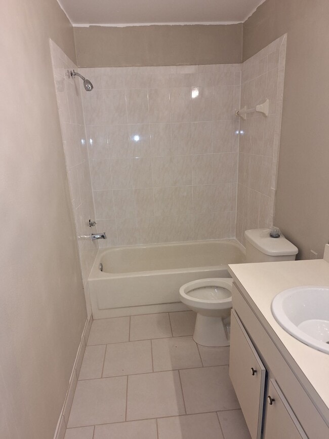 Building Photo - 1408 Mohrlake Dr