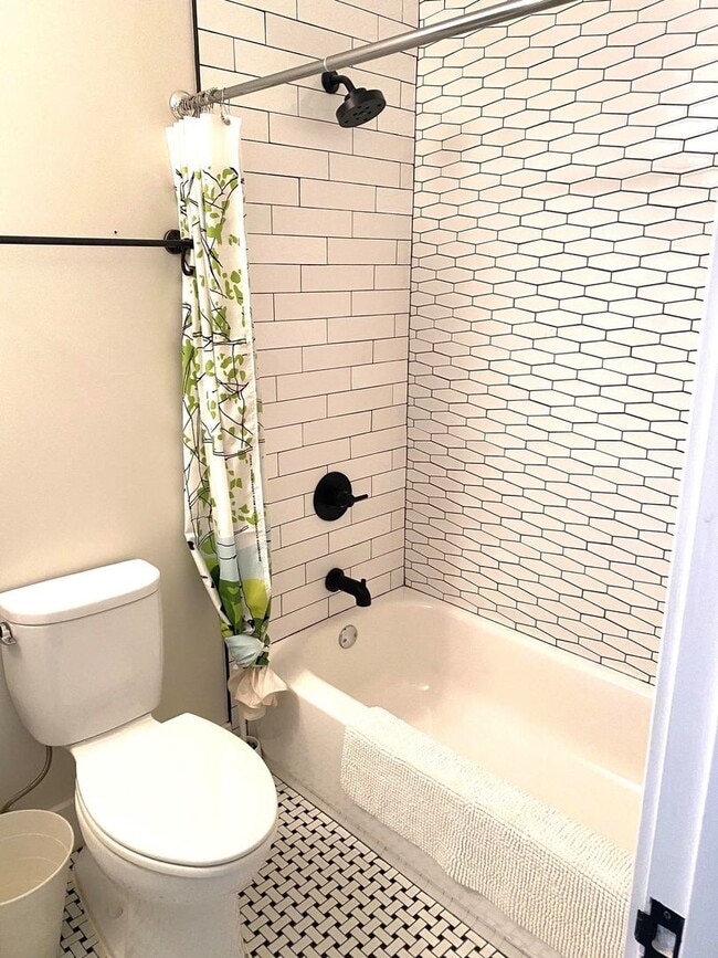 Building Photo - Beautifully remodeled 5 bed / 3 bath on pr...