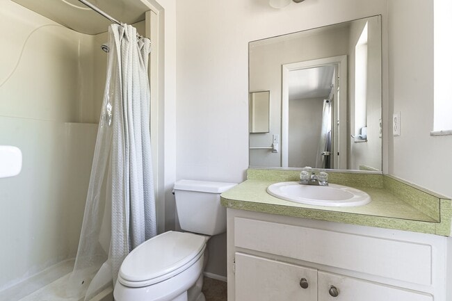 Building Photo - 2 Bed 2 Bath Condo - Close to Beach & Airport