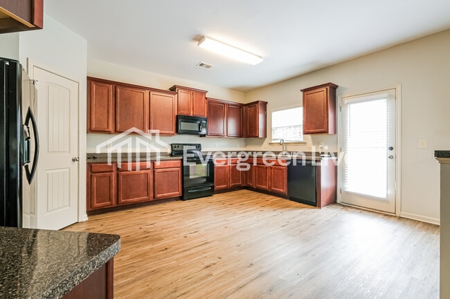 Building Photo - 138 High Point Way