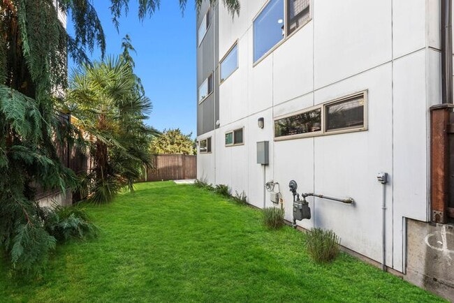 Building Photo - Air Conditioned Judkins Parkside Townhome ...