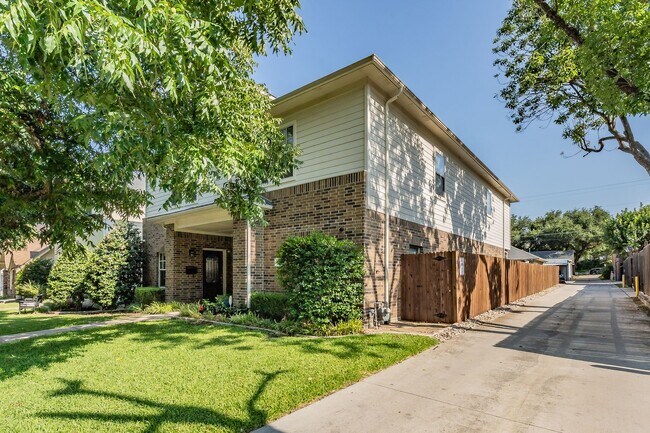 Building Photo - Charming 3-Bedroom, 2-Bathroom Townhome – ...