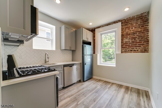 Building Photo - 38 Willowdale Ave