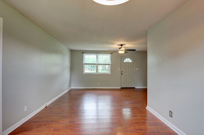 Building Photo - 729 Welsey Dr