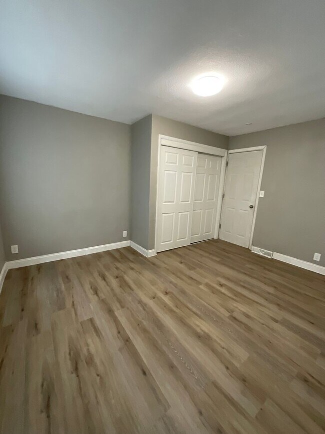 Building Photo - Stunning 3BR/1BA Home - HUGE fenced-in Backyard!