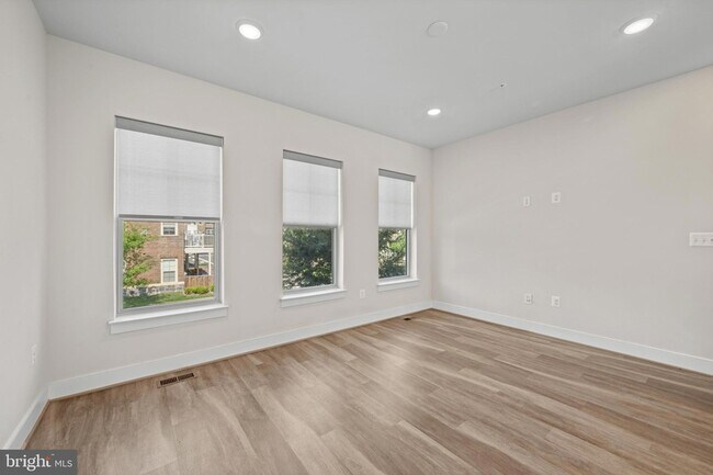 Building Photo - 148 Stowe Dr