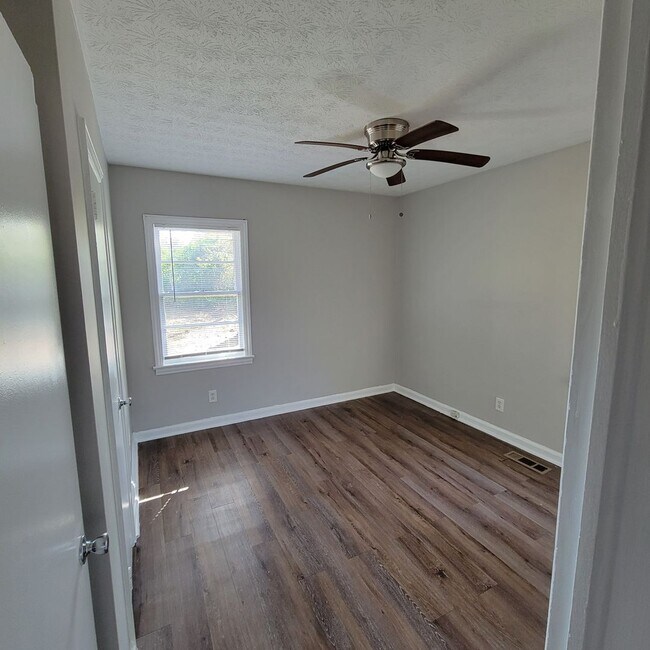 Building Photo - Roomy Cute Brick Ranch