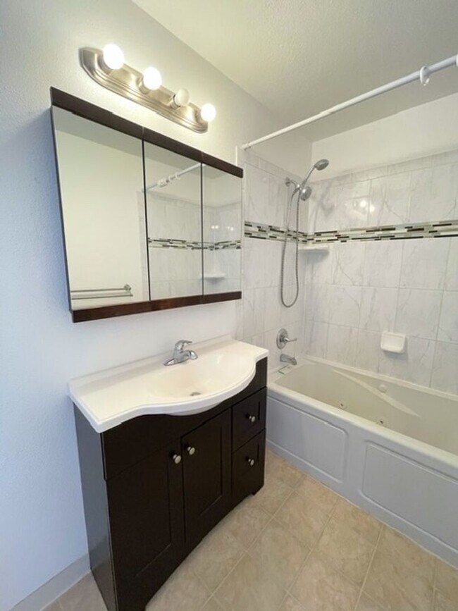 Building Photo - RARE FIND! Spacious and bright three bedroom apartment in South Anchorage with in unit laundry, f...